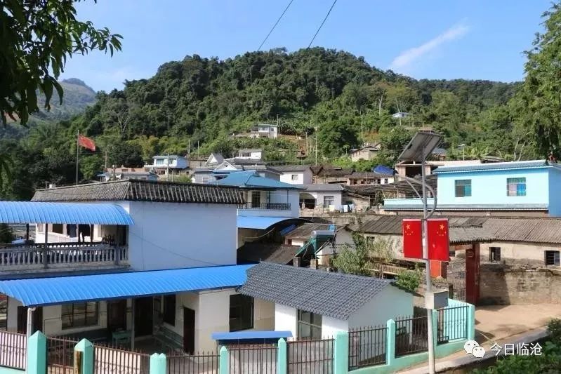 各项重点工程,先后开工建设沿边环线公路4条(段)125公里,白虎山至竹瓦