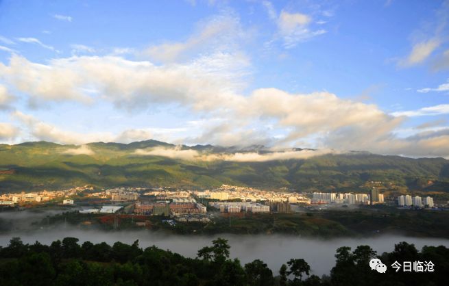 永德县大雪山万丈岩瀑布下,正是白芨花艳丽绽放的最美时节;重峦叠嶂的
