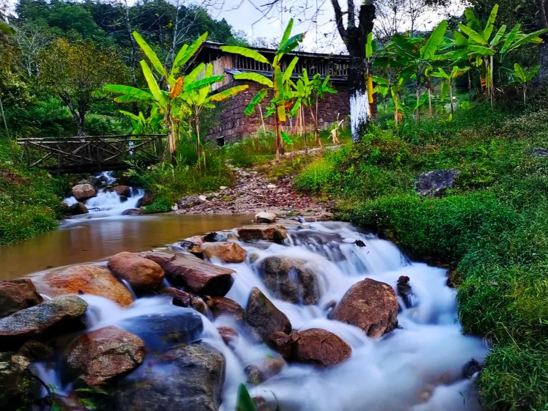 临沧市凤庆县二道河自然村是一个以苗族为主的传统村落,距县城7公里