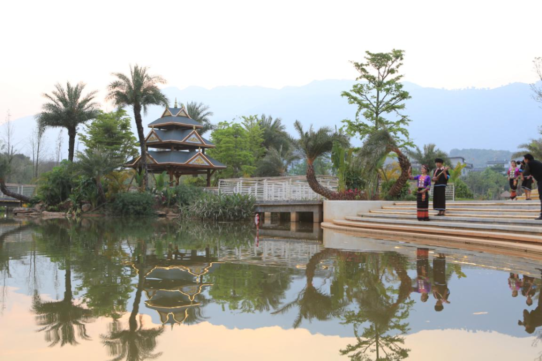 南傘河畔公園,位於鎮康縣新縣城中心,公園終年常綠,民間文化傳奇故事